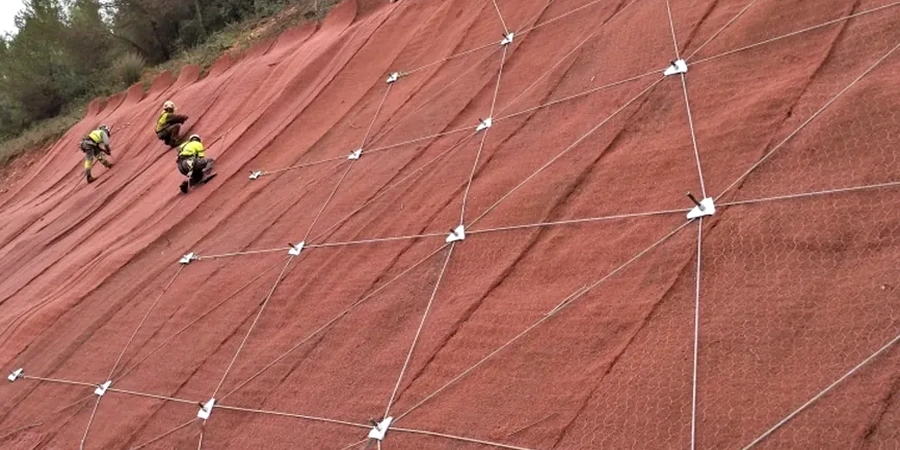 Análisis de Estabilidad de Taludes en Concepción: Riesgo Sísmico y Geología Costera